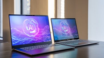 Las computadoras portátiles MSI Prestige 16 Flip AI Plus y Prestige 14 Flip AI Plus, una al lado de la otra sobre una mesa.
