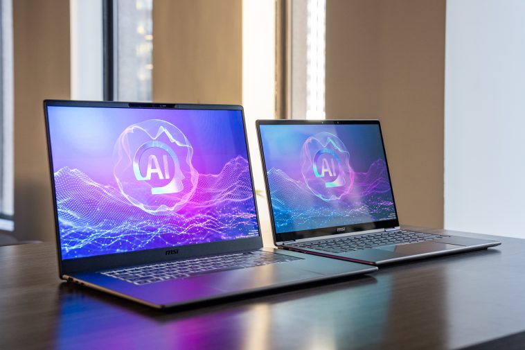 Las computadoras portátiles MSI Prestige 16 Flip AI Plus y Prestige 14 Flip AI Plus, una al lado de la otra sobre una mesa.