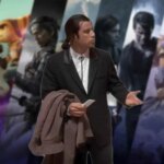 Una imagen de John Travolta, con un telón de fondo de juegos de PS5 y PS45.