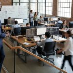Los trabajadores principiantes de IA ahora necesitan habilidades de "nivel superior", dice PwC