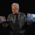 El director ejecutivo de Nvidia sostiene dos portátiles RTX Spark en Computex.
