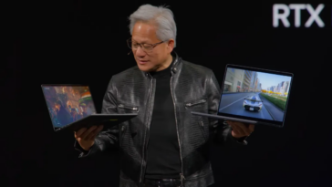 El director ejecutivo de Nvidia sostiene dos portátiles RTX Spark en Computex.